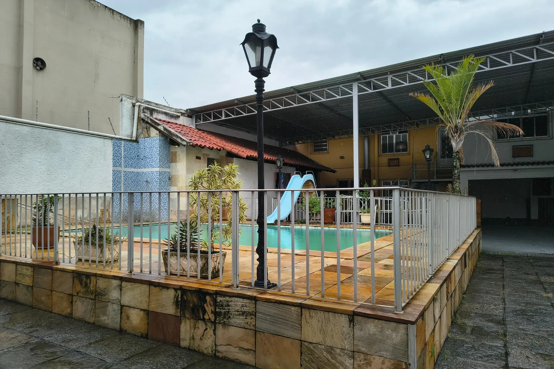Jacuzzi y 3 dormitorios: casa de 742 m² — photo 73