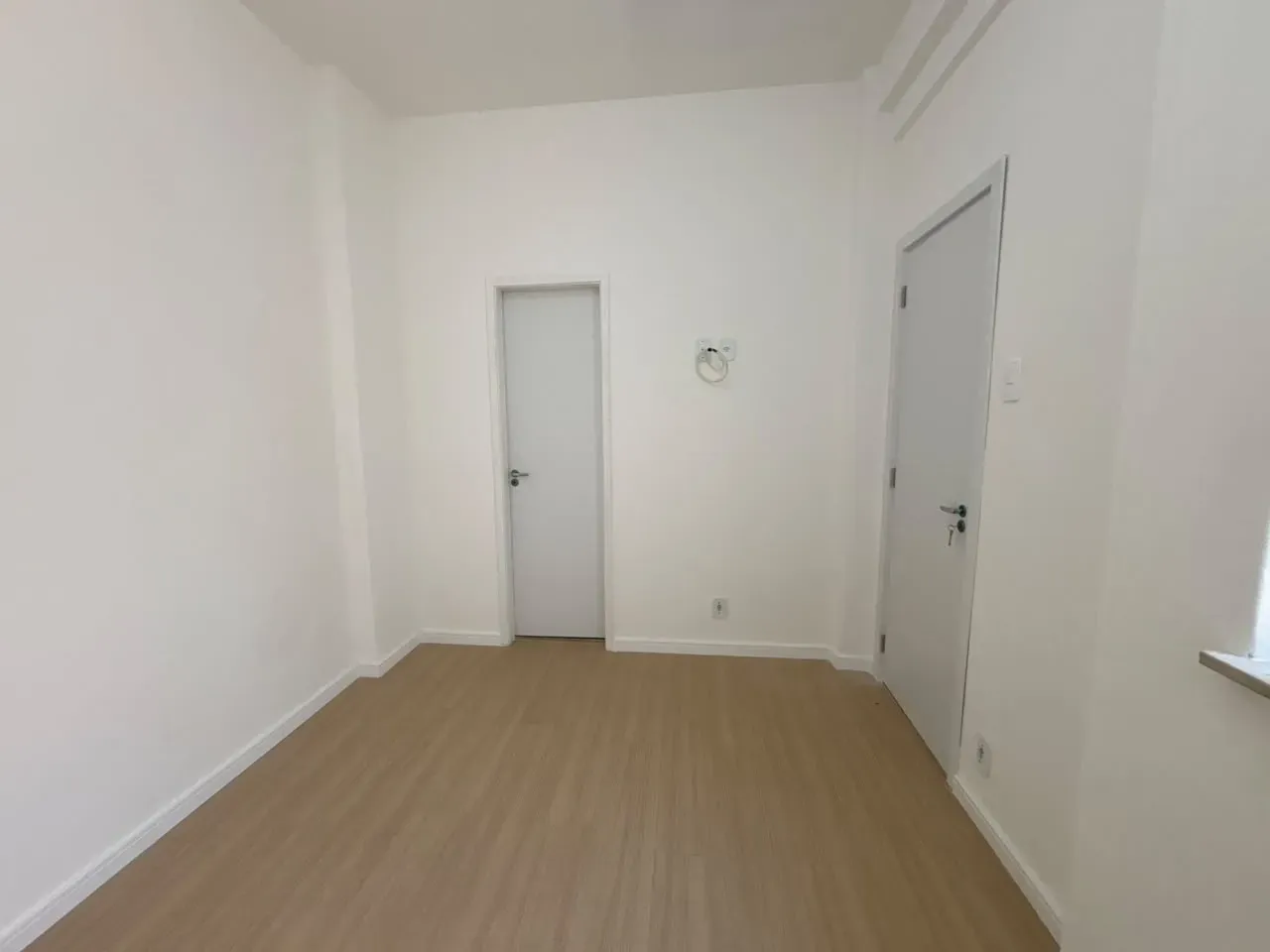 Wood or laminate floors in a one-bedroom apartment, 37 m² — photo 19