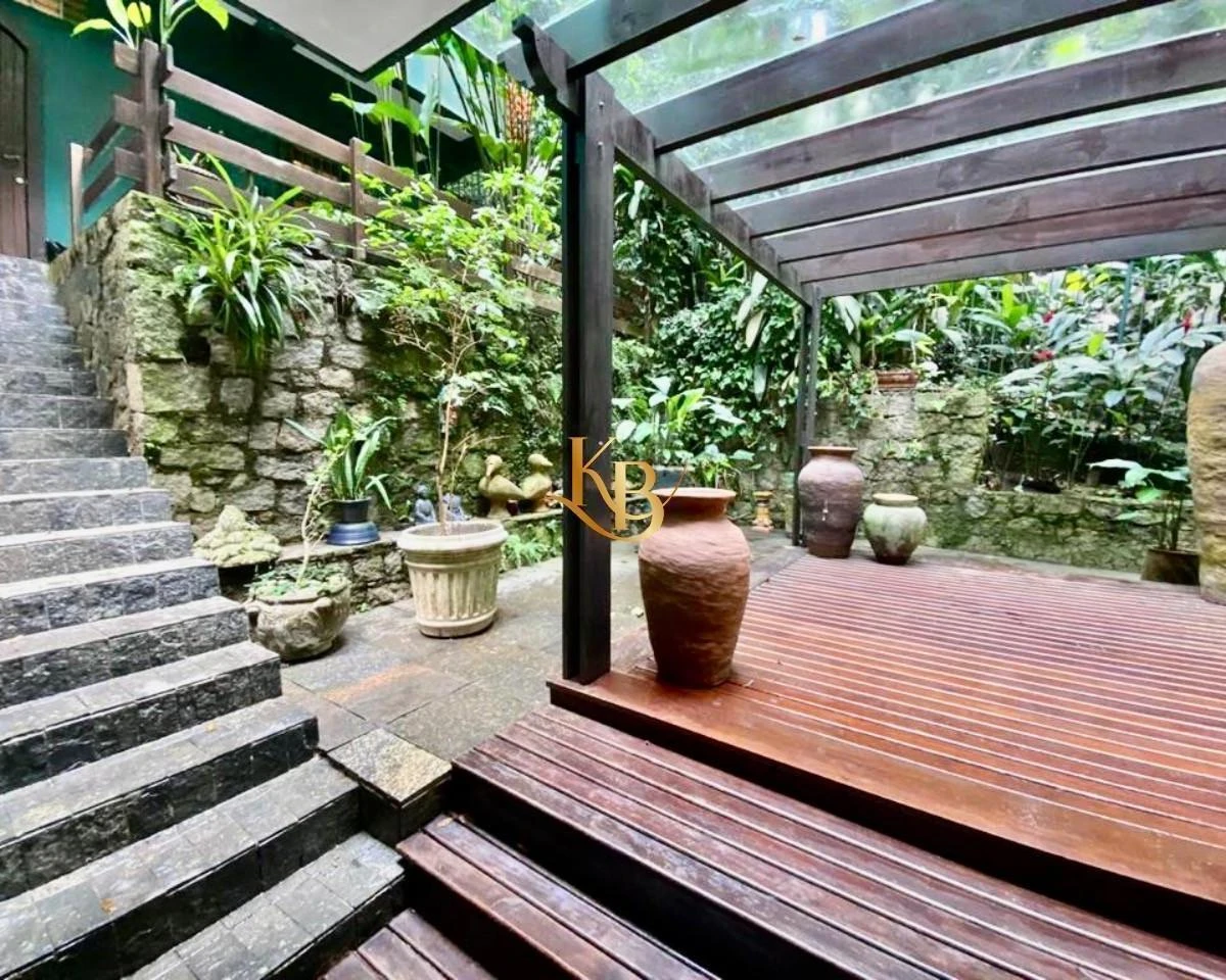 Furnished 350 m² house with 4 bedrooms and a balcony — photo 17