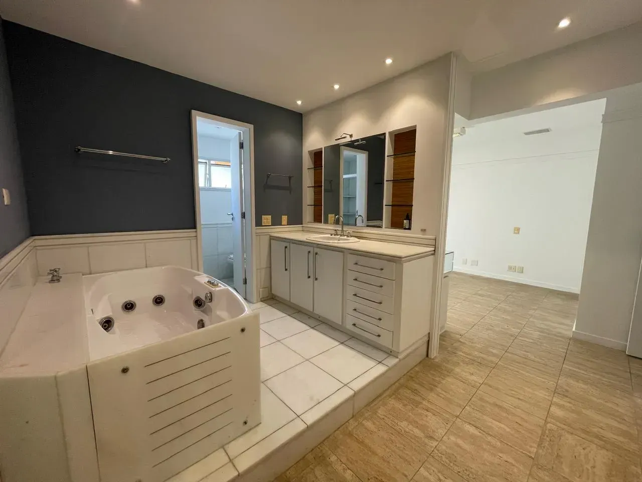 195 m² apartment with 3 bedrooms and glassed balcony — photo 8