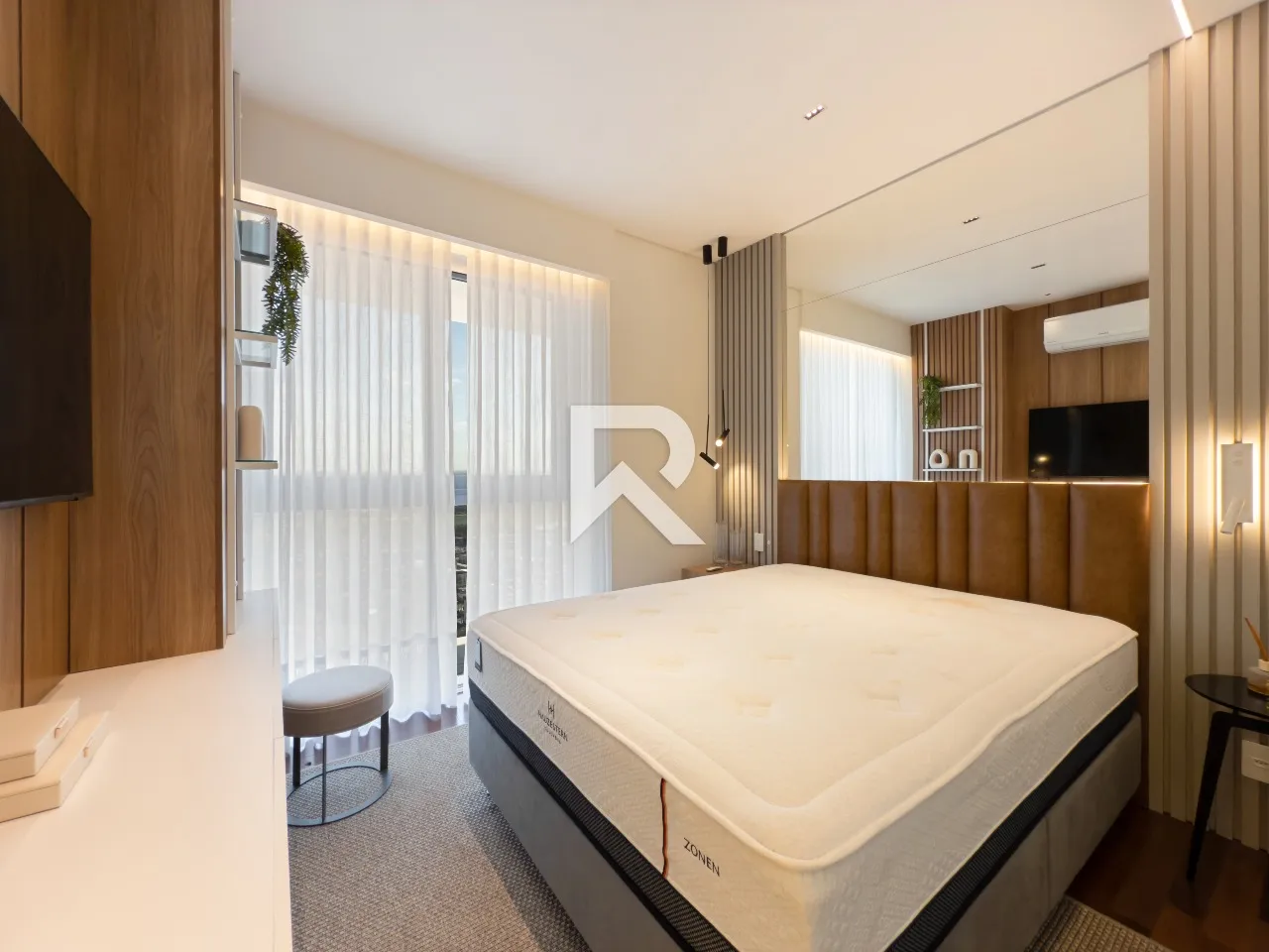 Furnished apartment with 4 en-suite suites and 4 parking spaces — photo 11