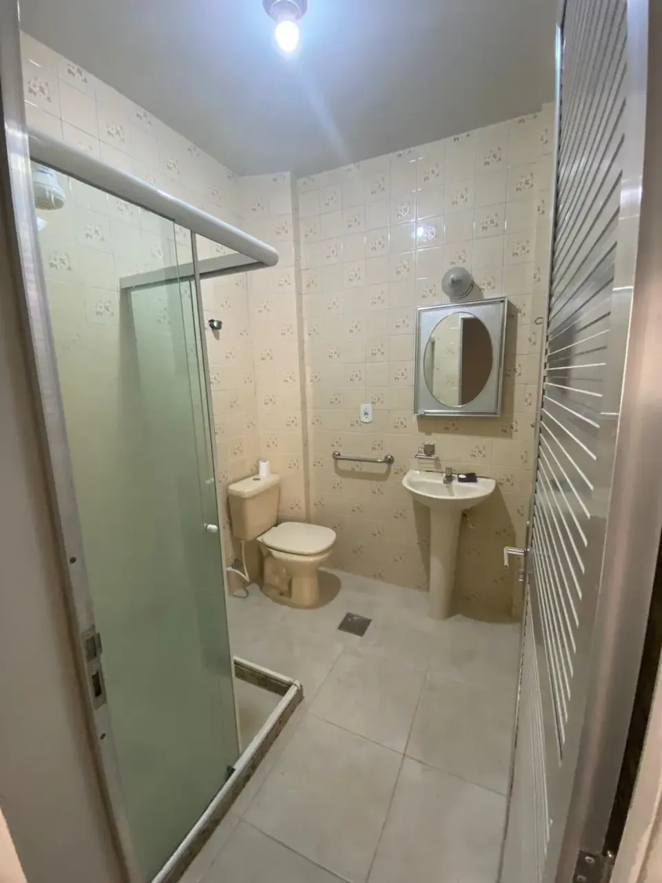 Unfurnished 2-bedroom apartment with glass shower — photo 7