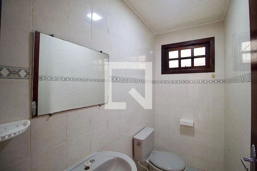 4-bedroom house with wood or laminate floors in Curitiba — photo 31