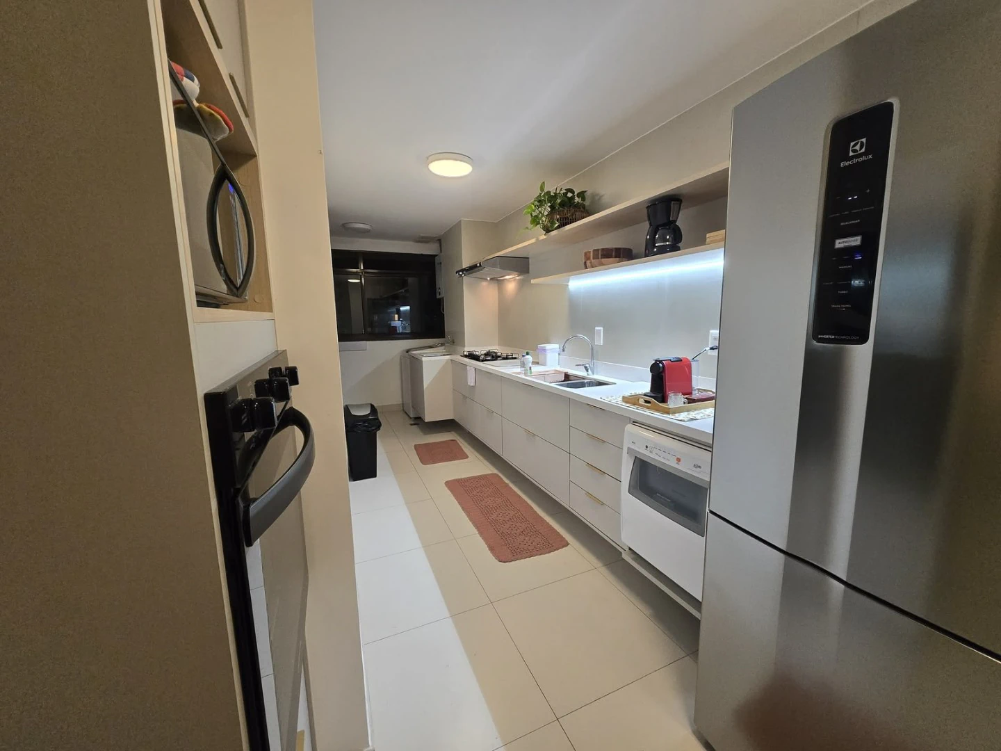 3-bedroom apartment with 3 en-suite baths and 4 total — photo 3