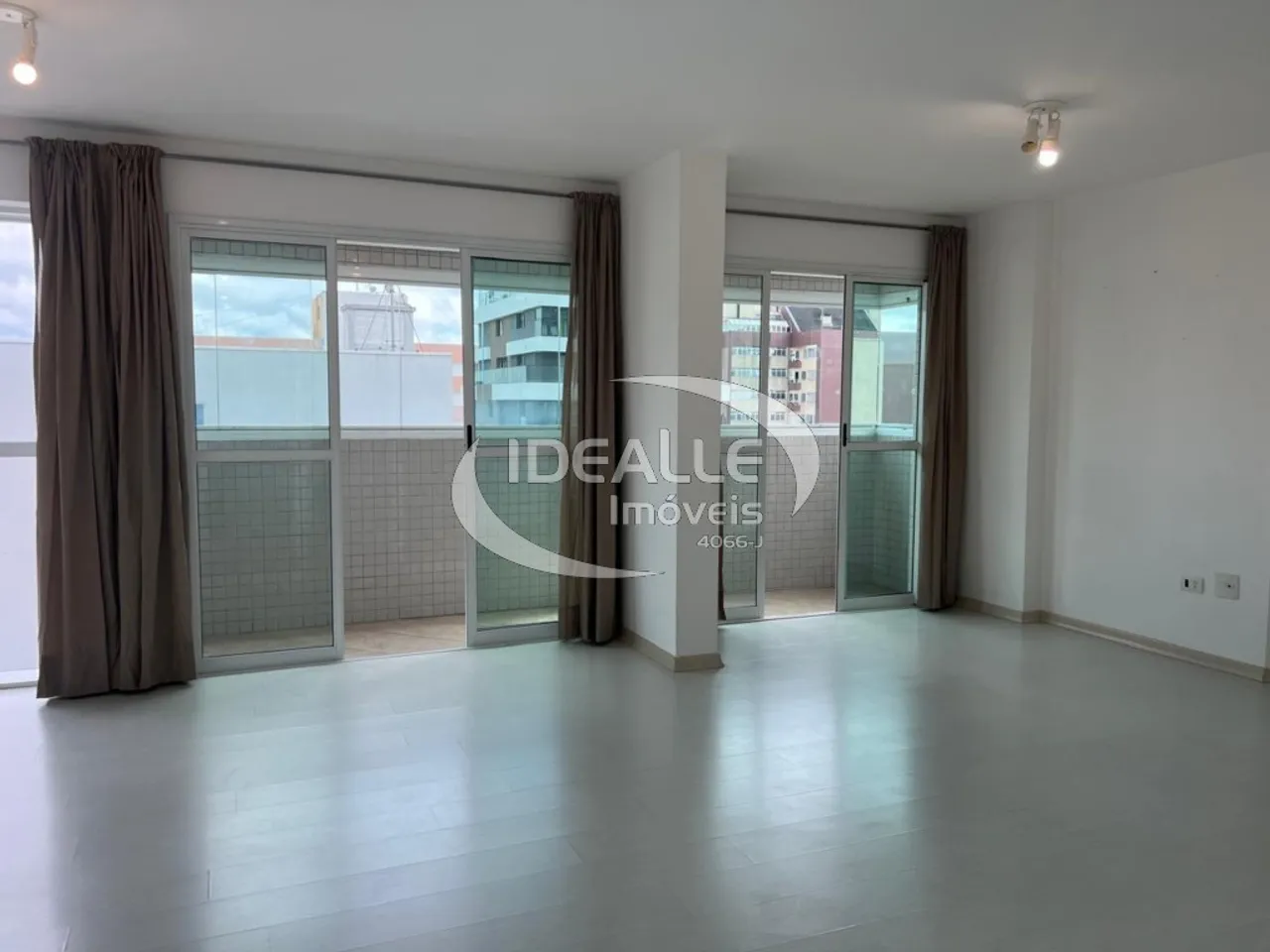 3-bedroom apartment with enclosed balcony and 2 parking spots — photo 2