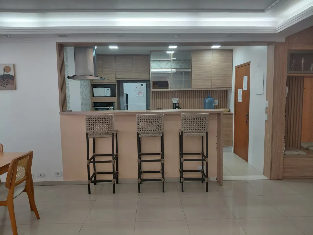 Furnished 3-bedroom apartment with glass balcony — photo 7