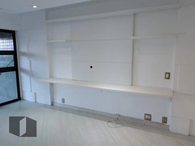 Glass-enclosed balcony in a 4-bedroom apartment, 143 m² — photo 14