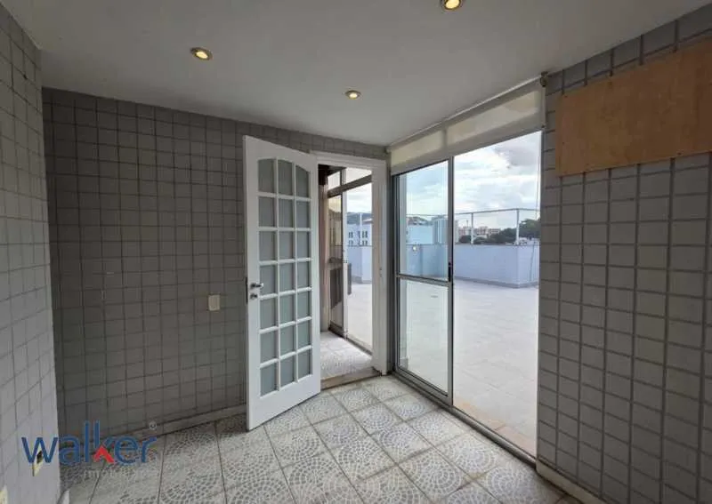 Balcony with a grill in a 3-bedroom apartment, 120 m² — photo 7