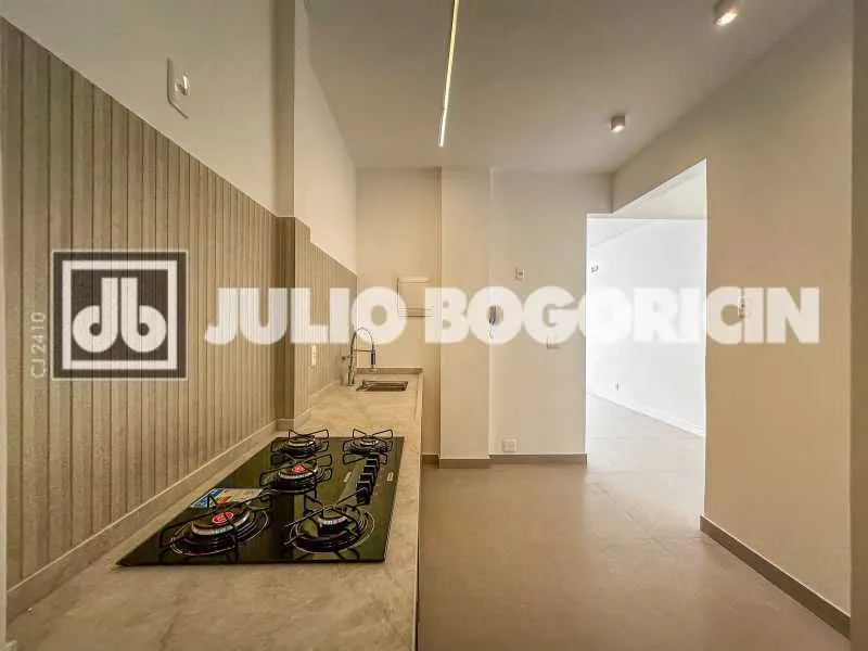 Walk-in closet in a 3-bedroom apartment, 110 m² — photo 8