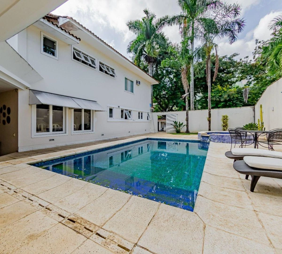 Furnished house with 6 bedrooms and 690 m² — photo 22