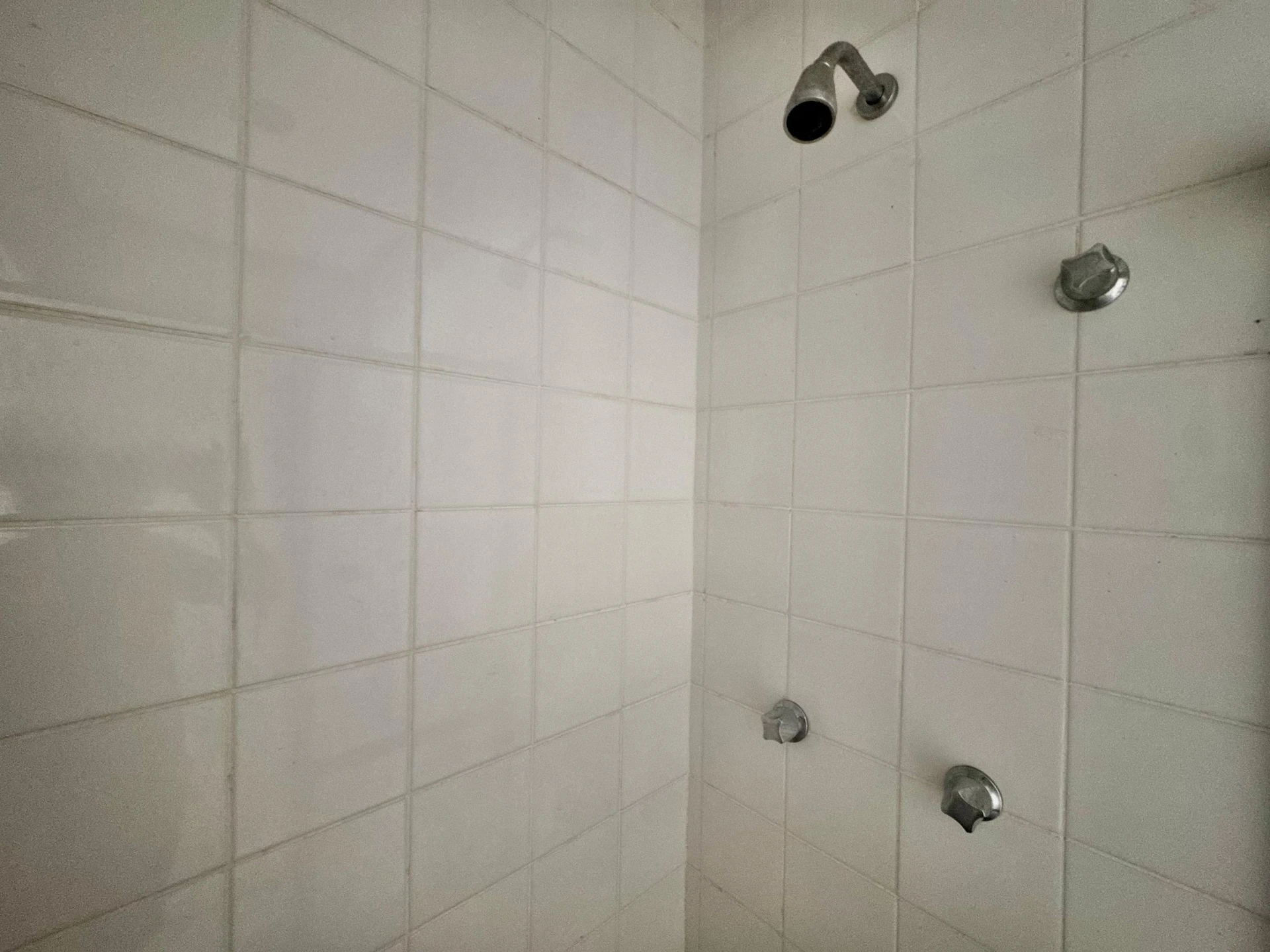 3-bedroom apartment with a balcony and laundry area — photo 2