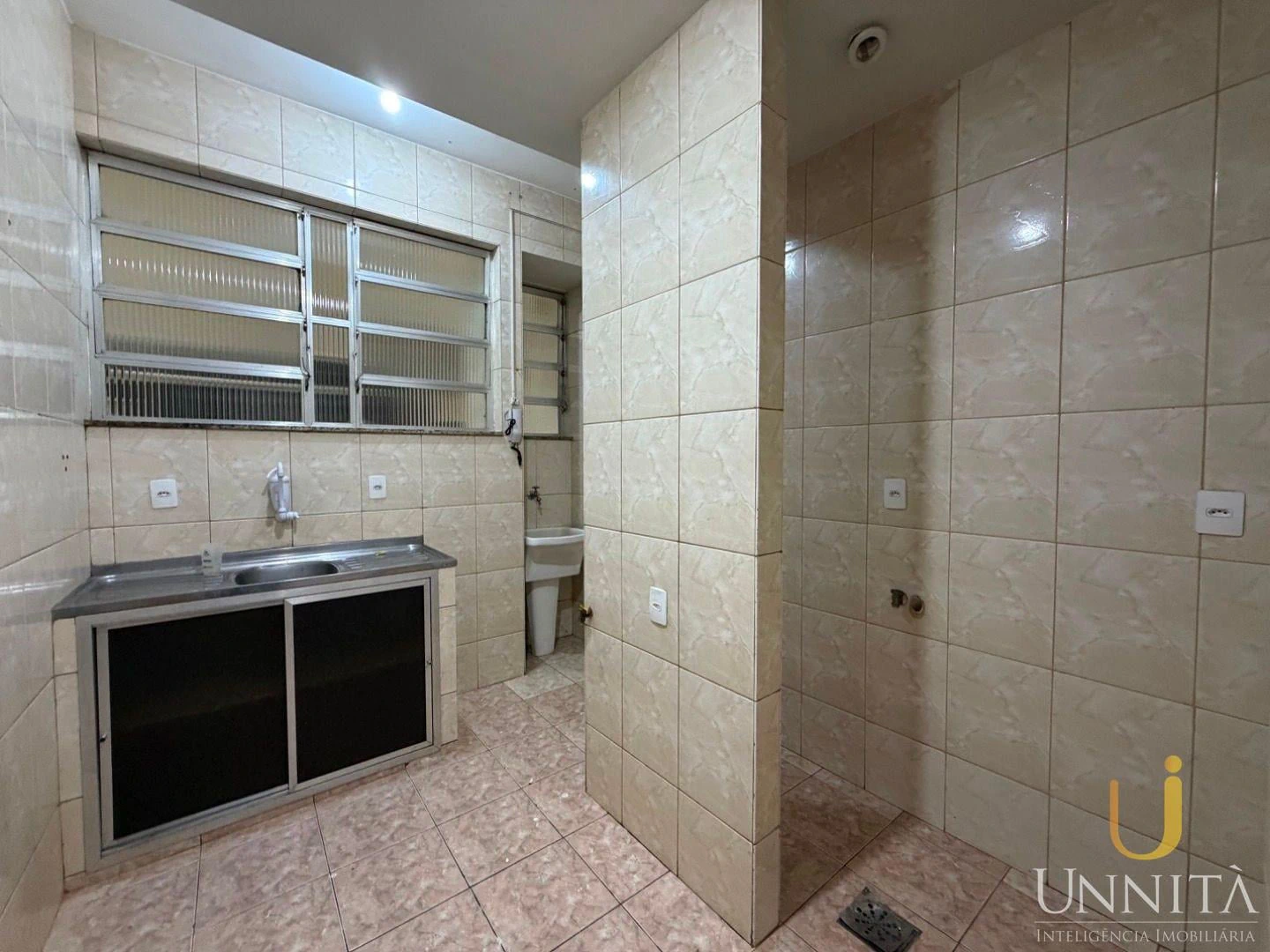 Apartamento de 2 quartos em condomínio com piscina