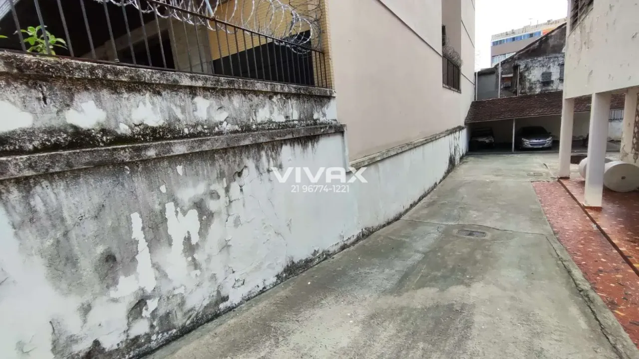 House with 5 bedrooms and 5 bathrooms needs renovation — photo 13