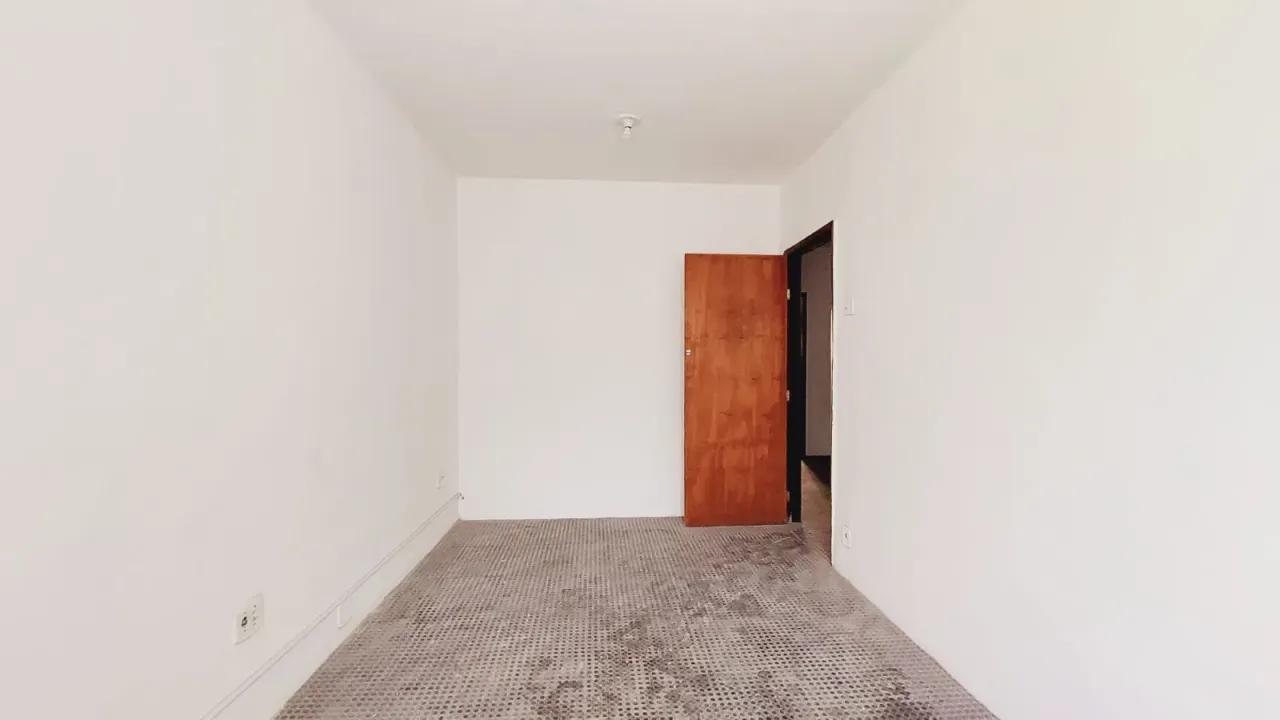 Unfurnished house with 5 bedrooms, 2 bathrooms, no parking — photo 10