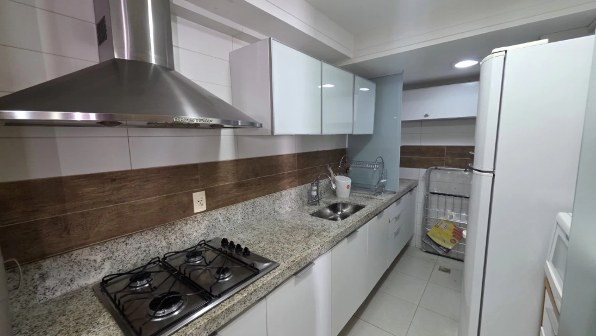 2-bedroom apartment in a building with a gym — photo 2