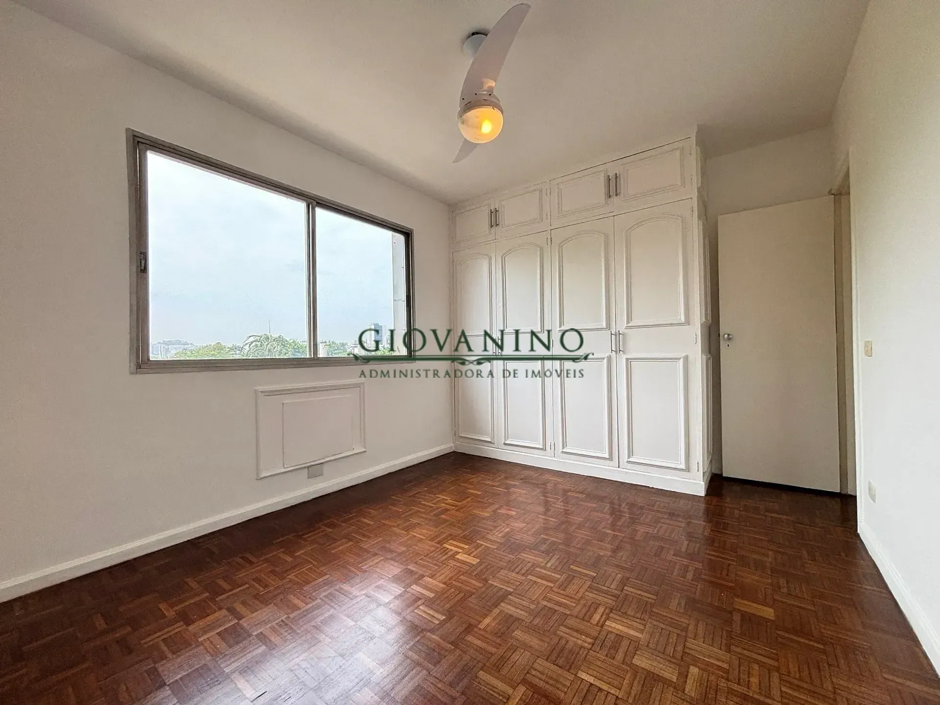 Apartamento de 4 quartos com piso de madeira ou laminado — photo 20