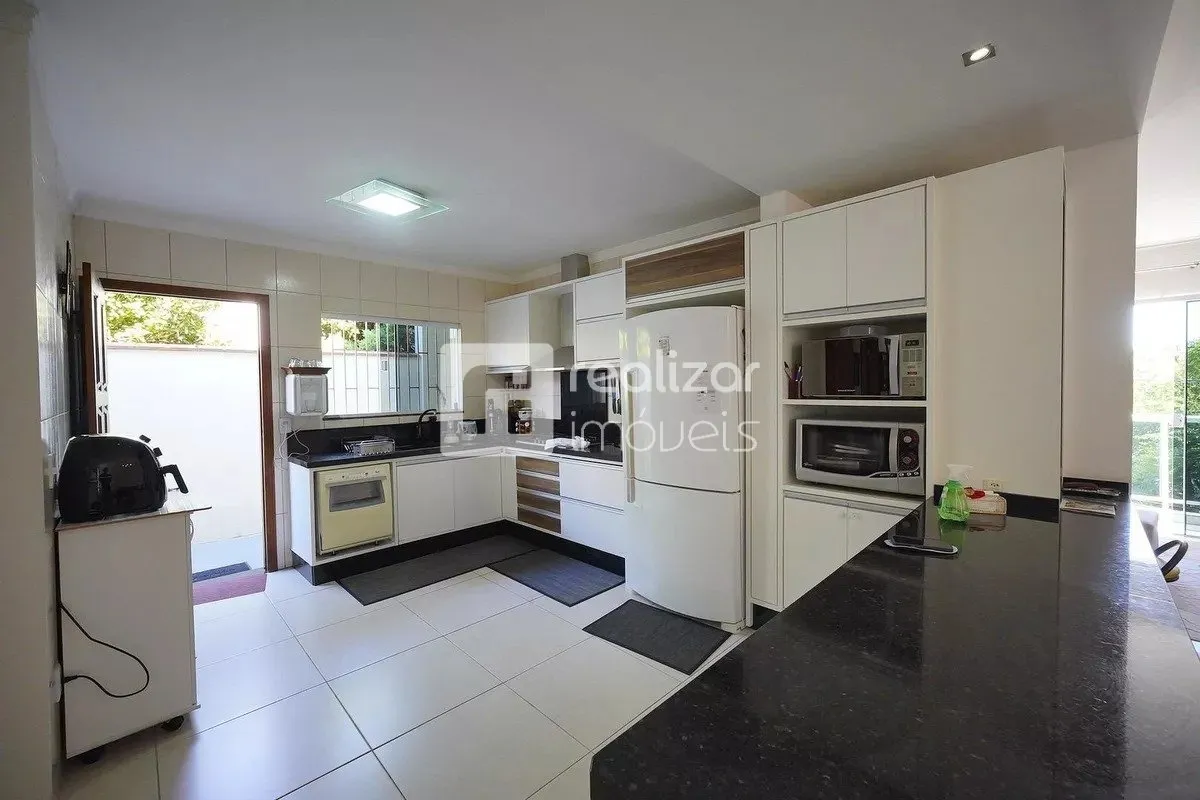 Furnished 5-bedroom house with equipped kitchen — photo 8
