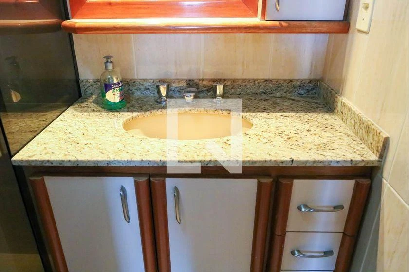 3-bedroom apartment with a suite and glass-enclosed showers — photo 3