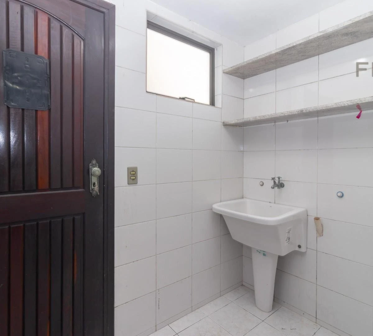 4-bedroom house with a bathtub in Curitiba — photo 6