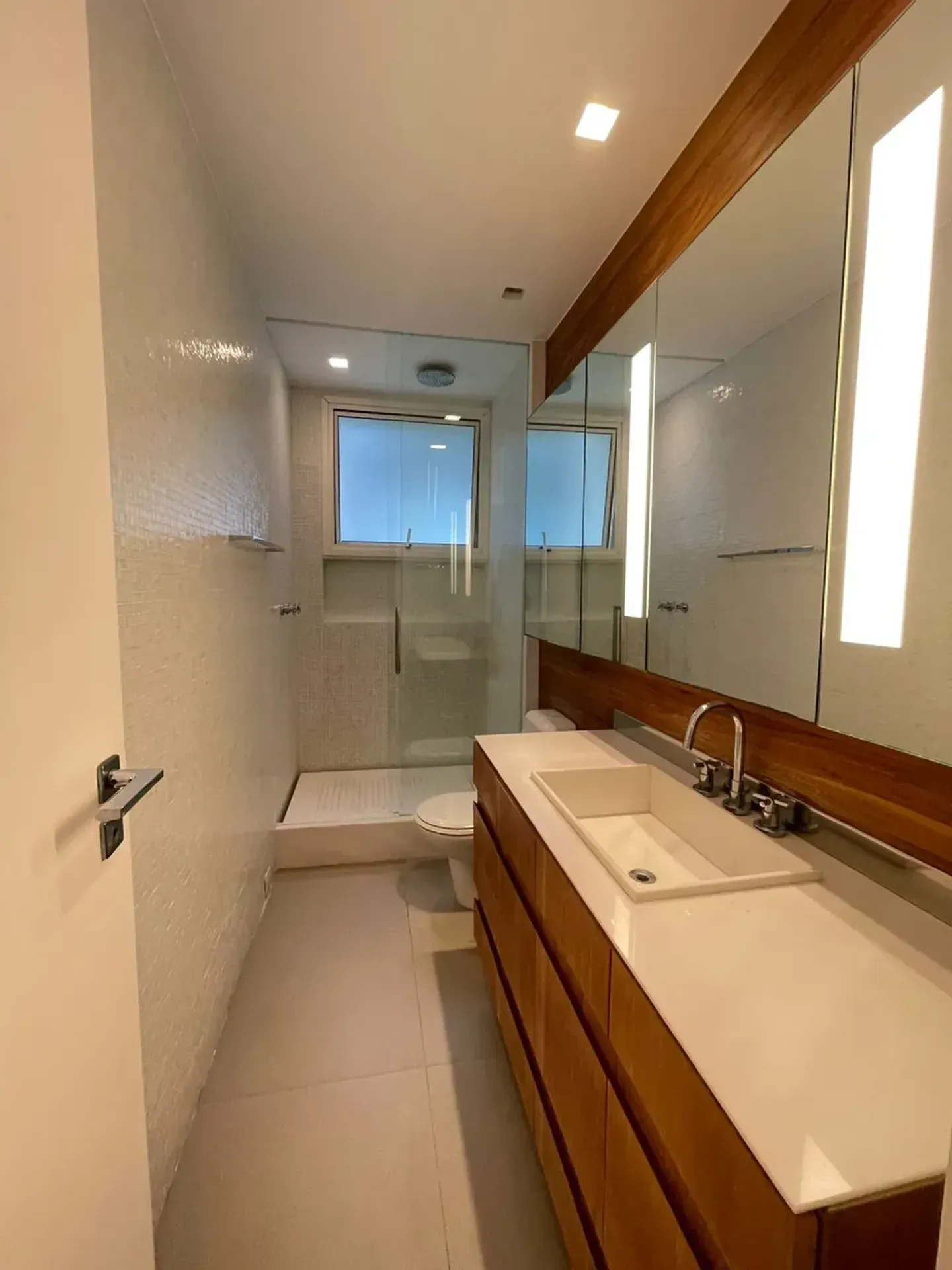 Furnished 3-bedroom apartment with glassed balcony — photo 33
