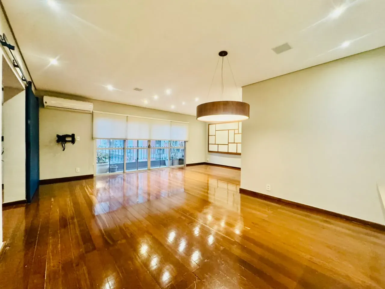 4-bedroom apartment with wood or laminate floors — photo 2