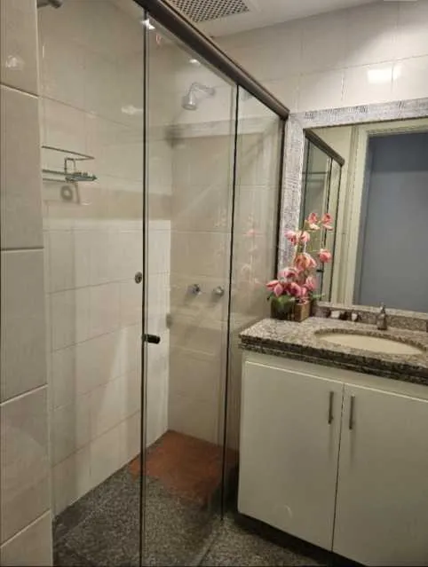 Apartment with 4 bedrooms and 5 bathrooms — photo 22