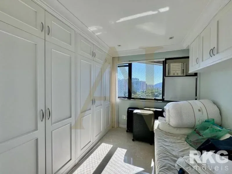 Furnished apartment with 4 bedrooms and water and city views — photo 25