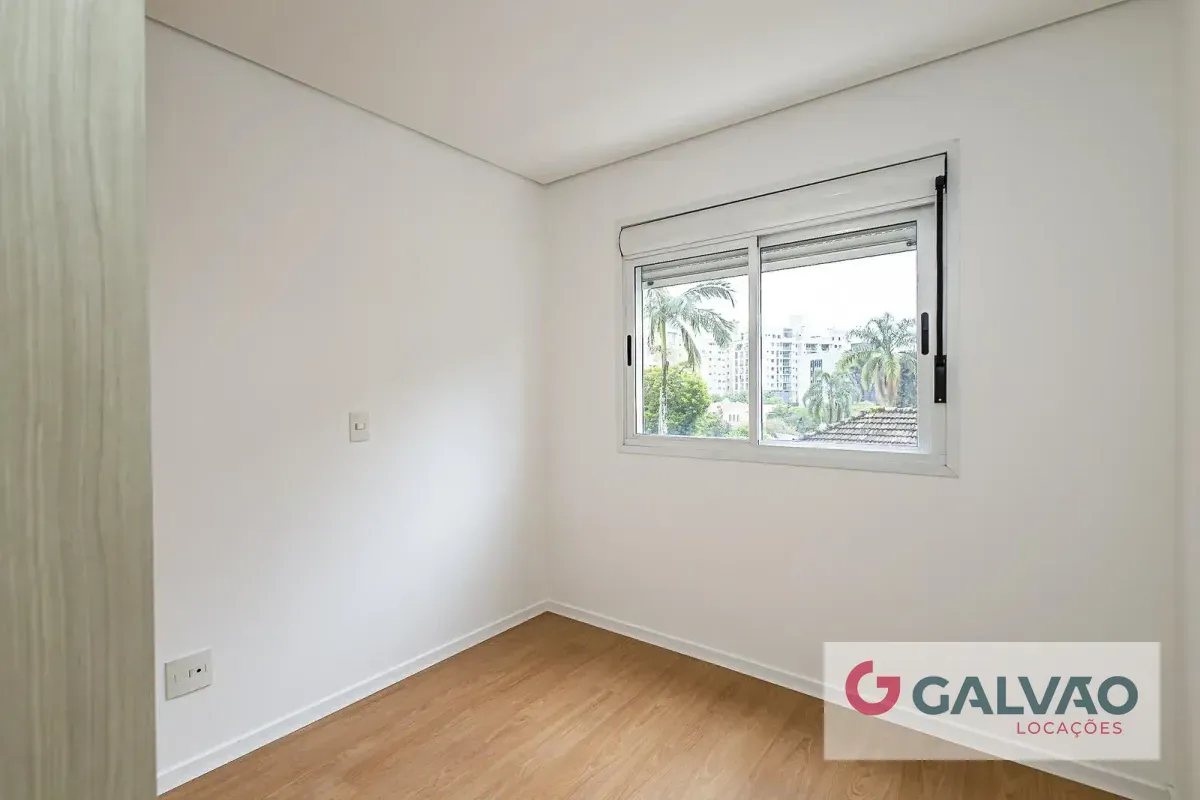 Apartment on the 4th floor with wood or laminate floors — photo 5