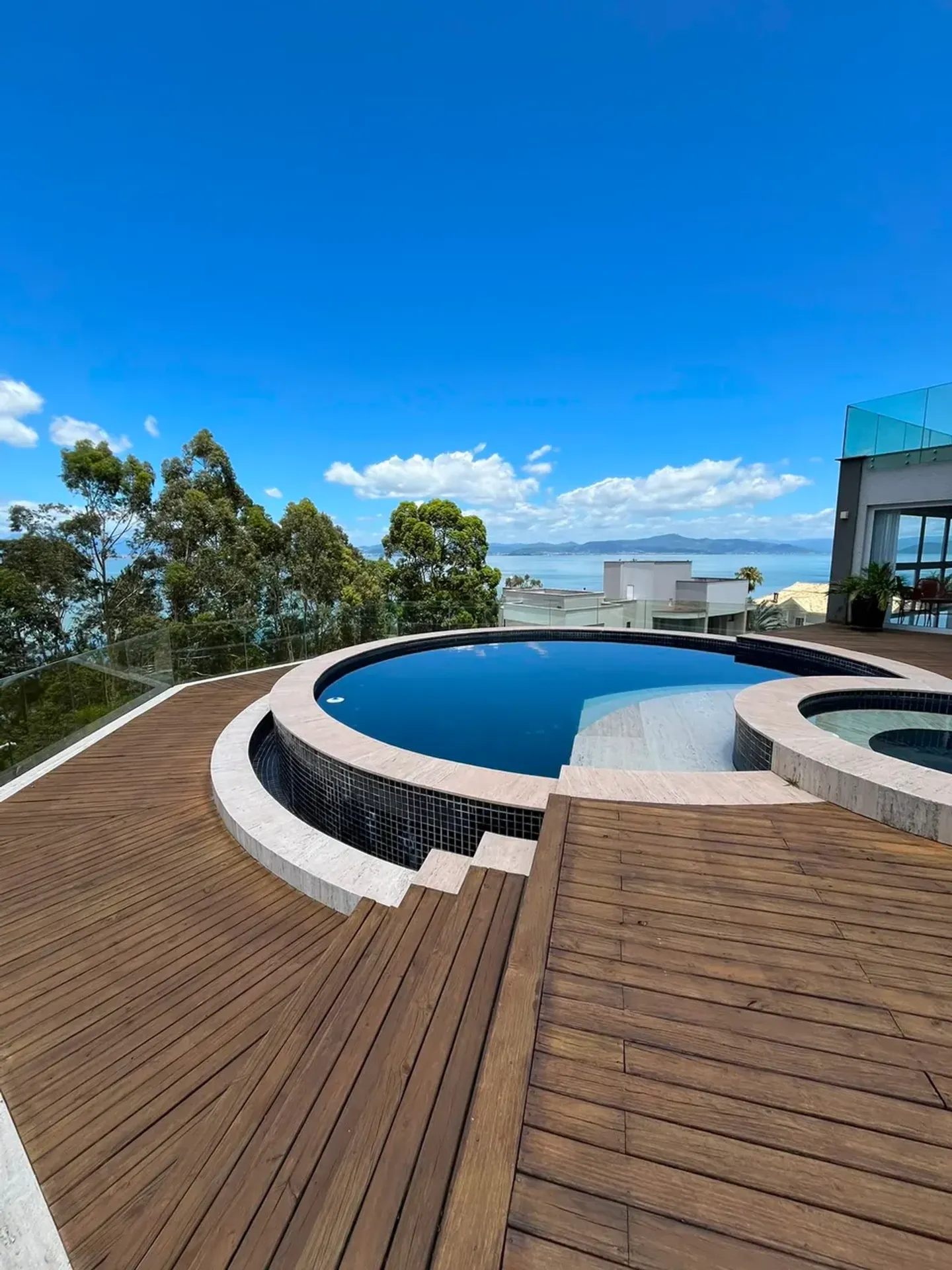 Casa de 1000 m² con vista al agua y chimenea — photo 14