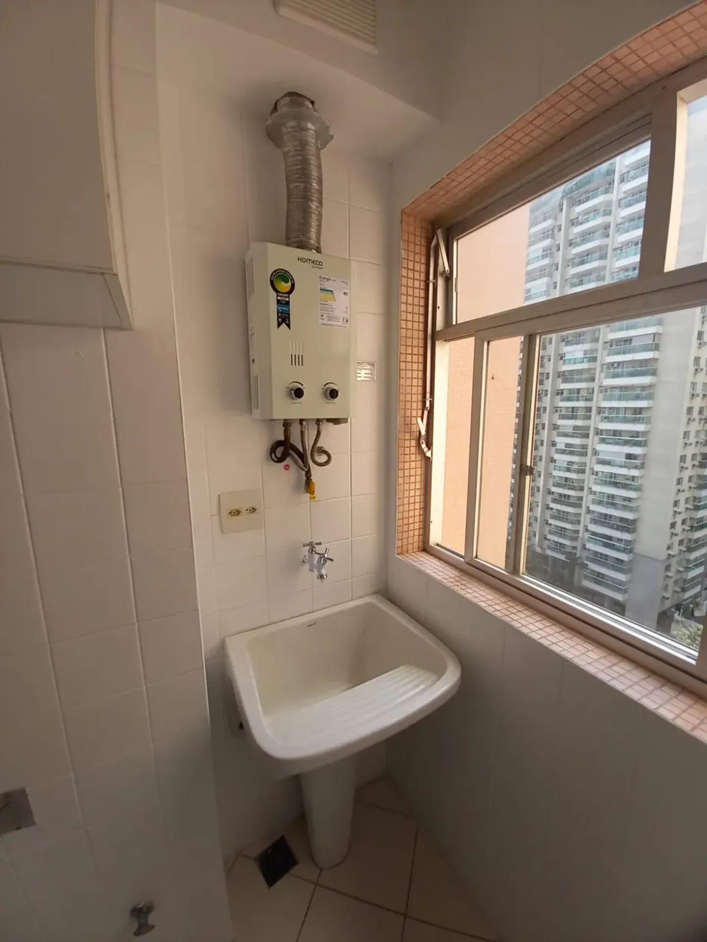 Apartment on the 10th floor with a grill on the balcony — photo 15