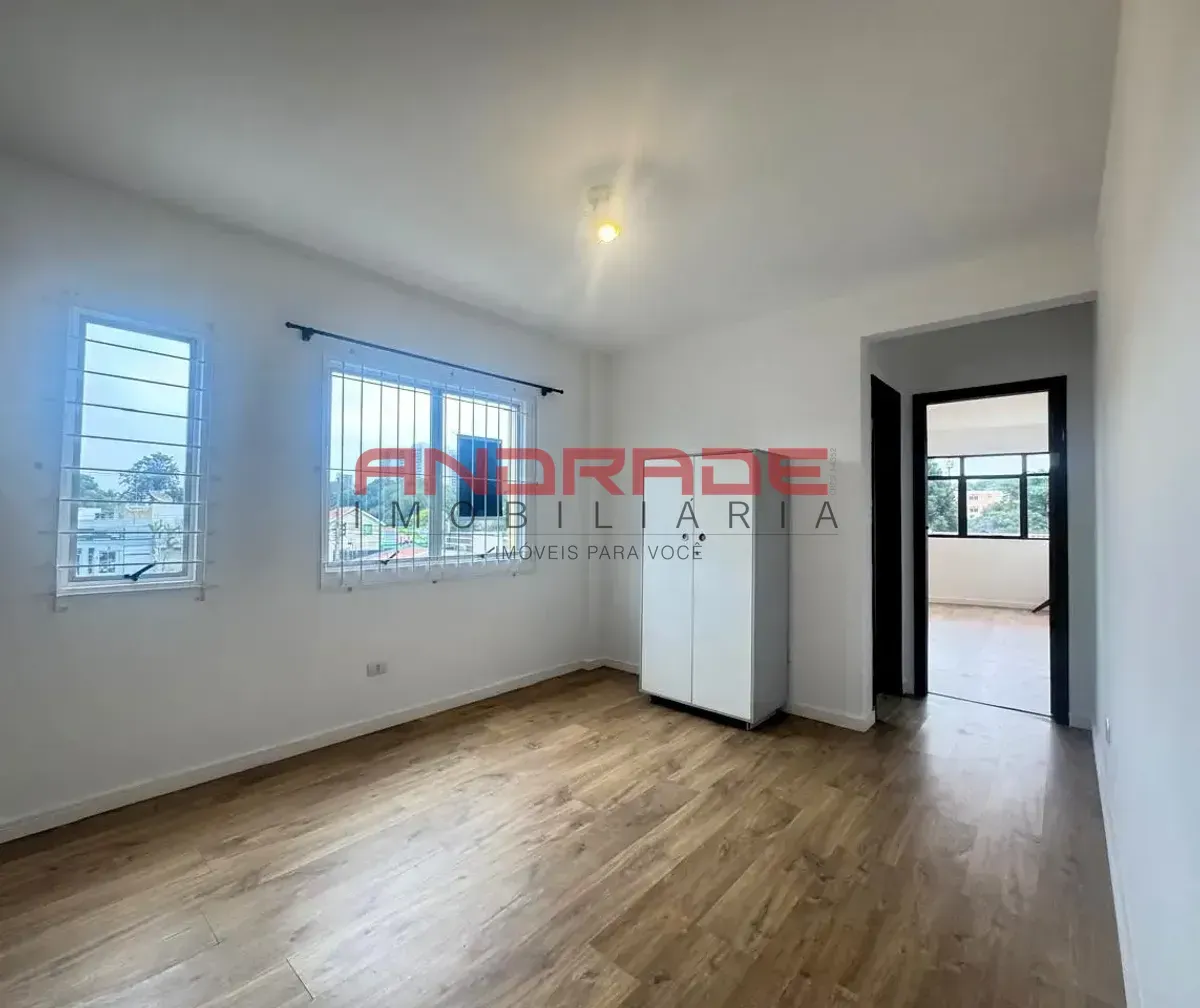 Wood or laminate floors in a one-bedroom apartment, 36 m²