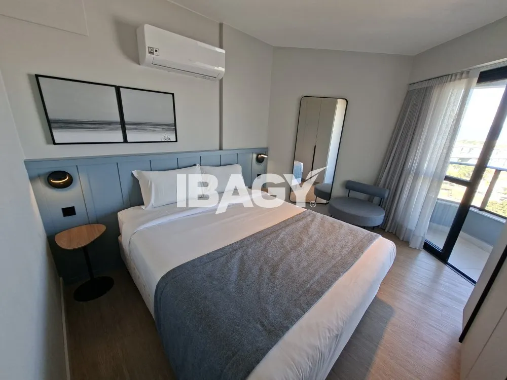 Studio with a glassed-in balcony and open-plan kitchen — photo 189