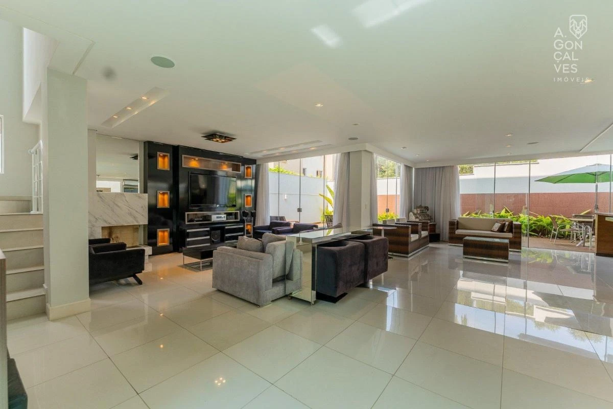 Furnished house with 3 en-suite bedrooms and balconies