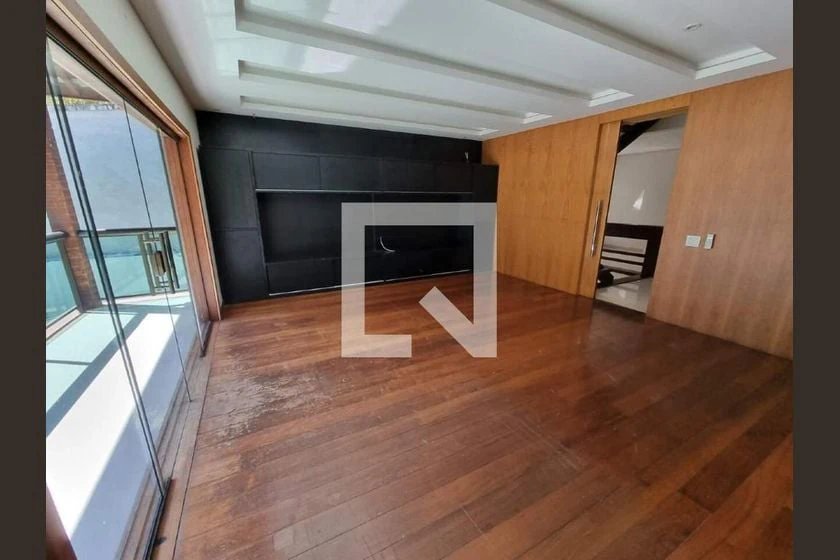 Balcony with a grill in a 3-bedroom house, 760 m² — photo 6