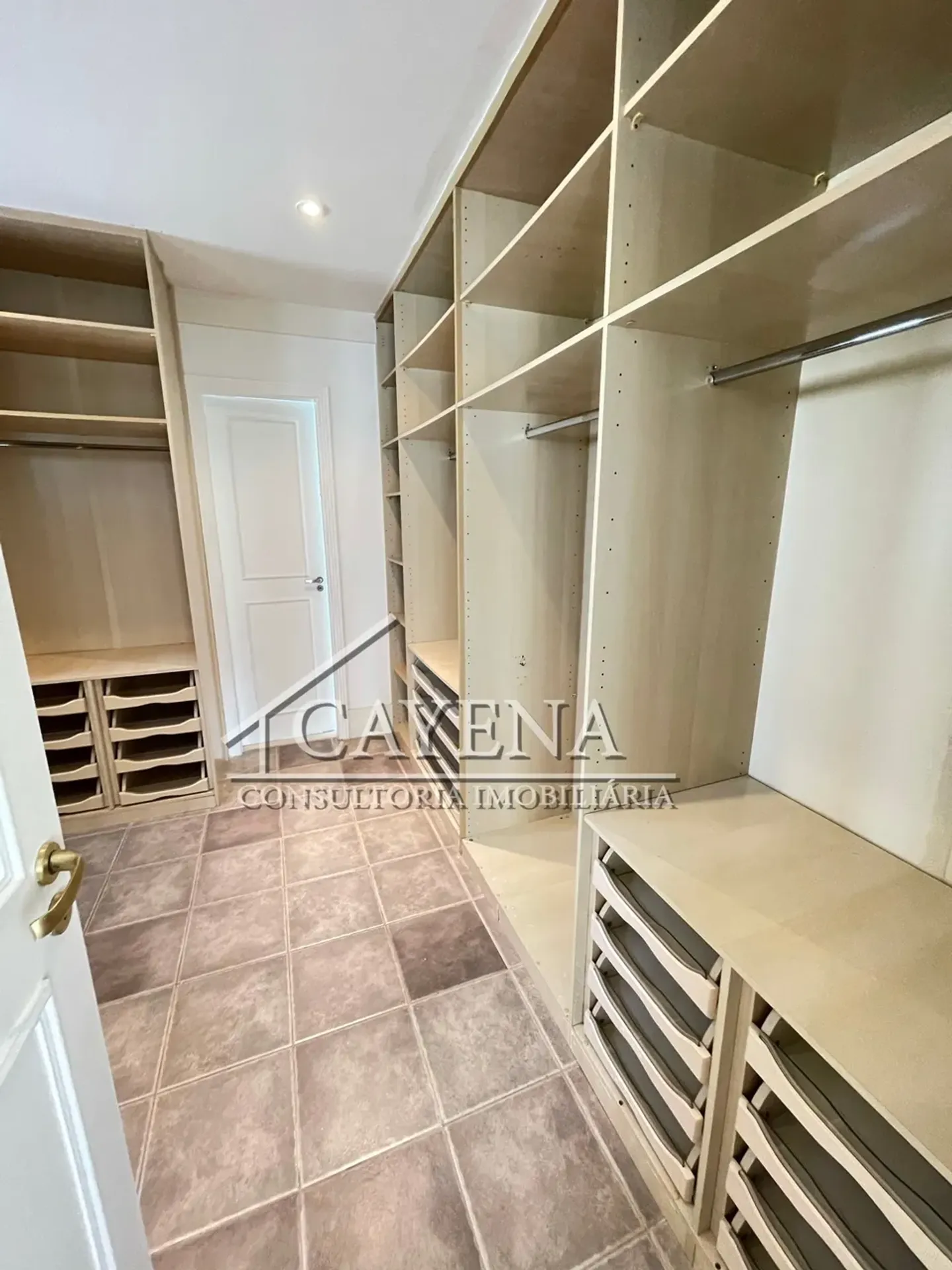4 quartos e banheira: casa de 650 m² — photo 55