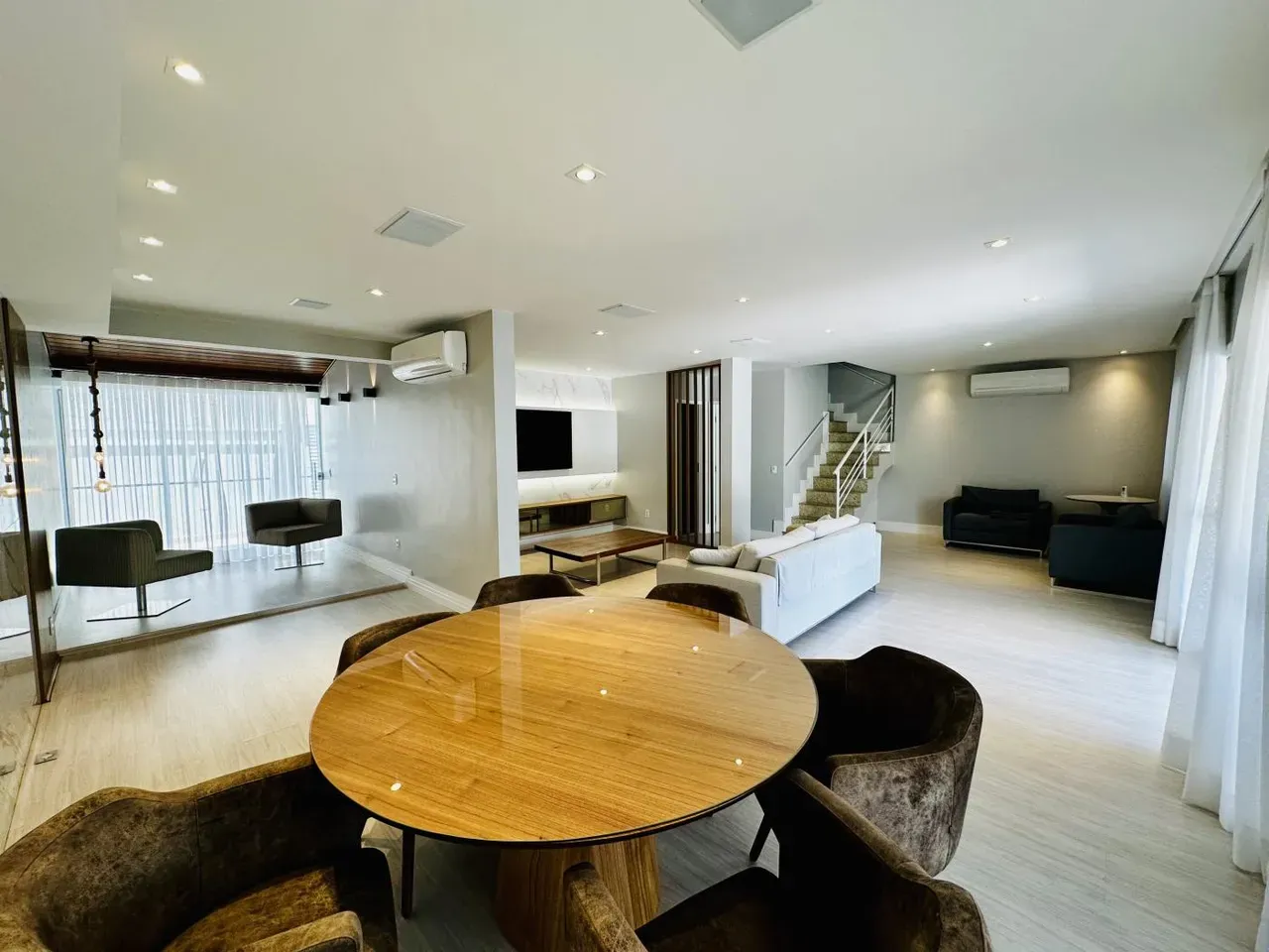 Furnished house, 250 m², with a grill on the balcony