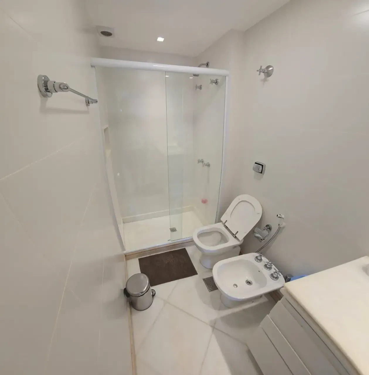 Furnished 2-bedroom apartment with open-plan kitchen — photo 15