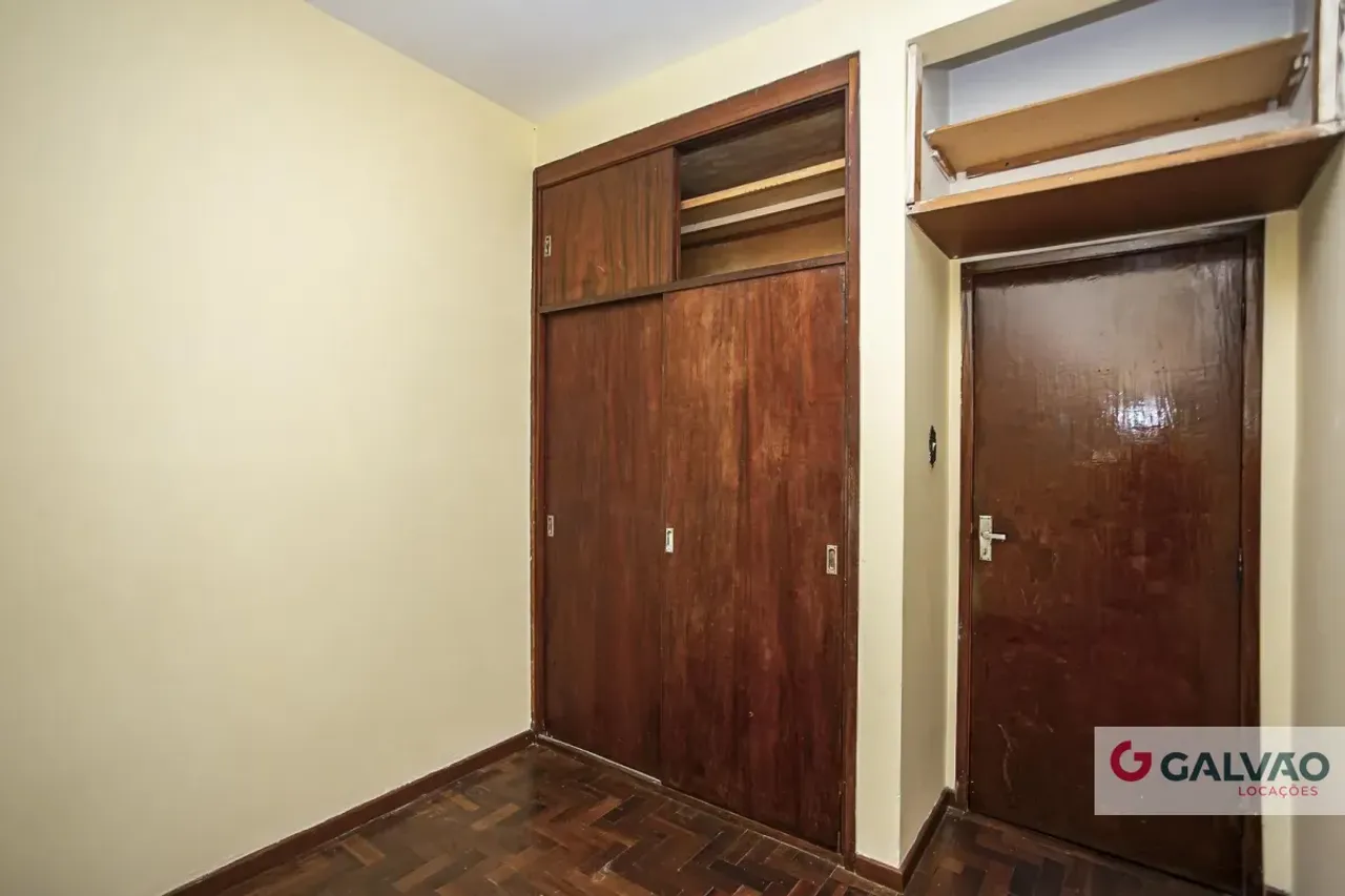 Apartment with 2 bedrooms and wood flooring — photo 10