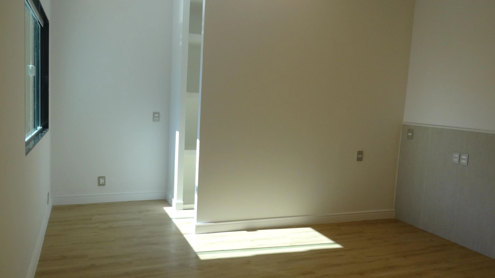 Casa de 384 m² com janelas do piso ao teto e varanda gourmet — photo 105