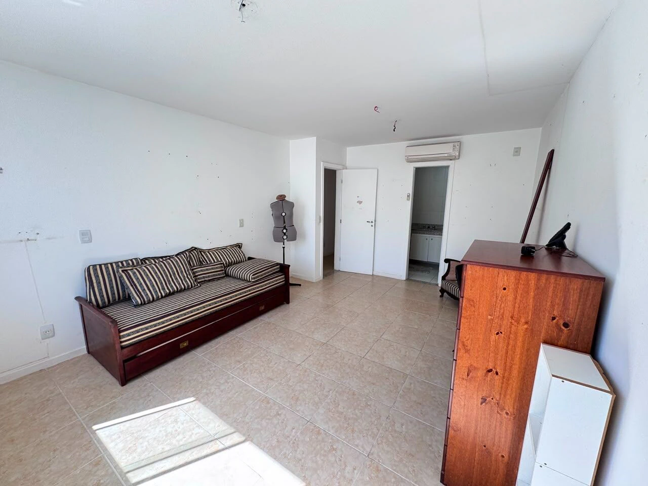 Rental house with 6 bedrooms and 246 m² — photo 23