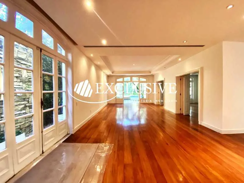 Bathtub in a 5-bedroom house, 881 m² — photo 17