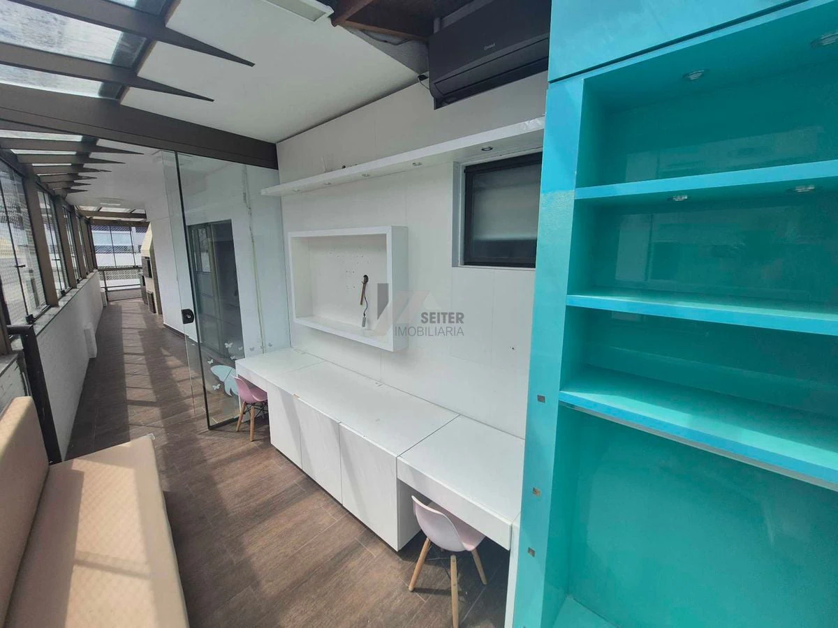 Balcony with a grill in a 3-bedroom apartment, 142 m² — photo 4