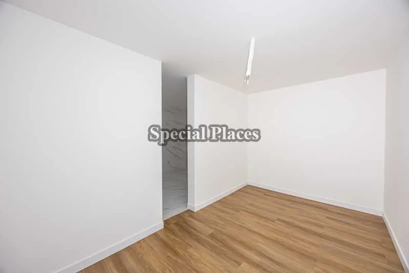 Unfurnished house with 5 bedrooms and an open-plan kitchen — photo 24
