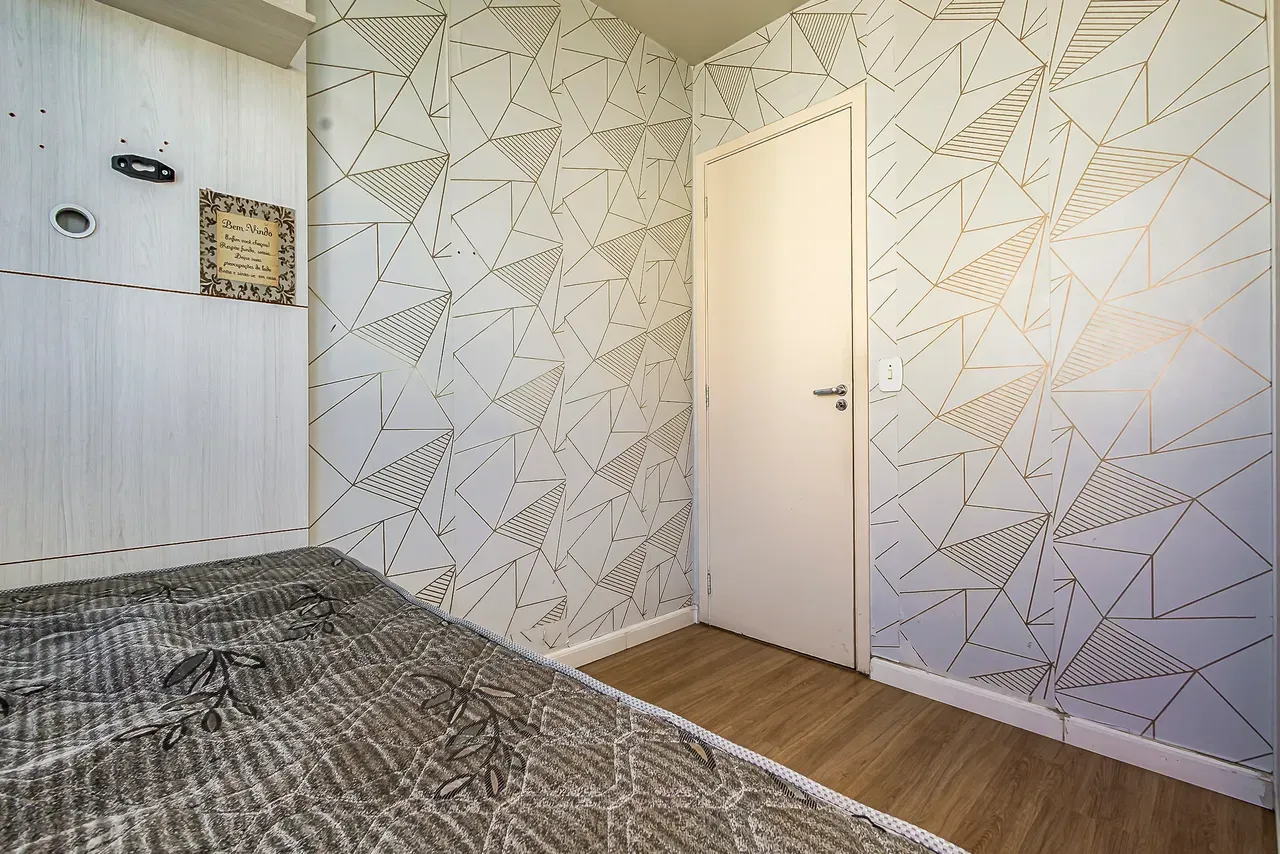 2-bedroom apartment with wood or laminate floors in Curitiba — photo 4