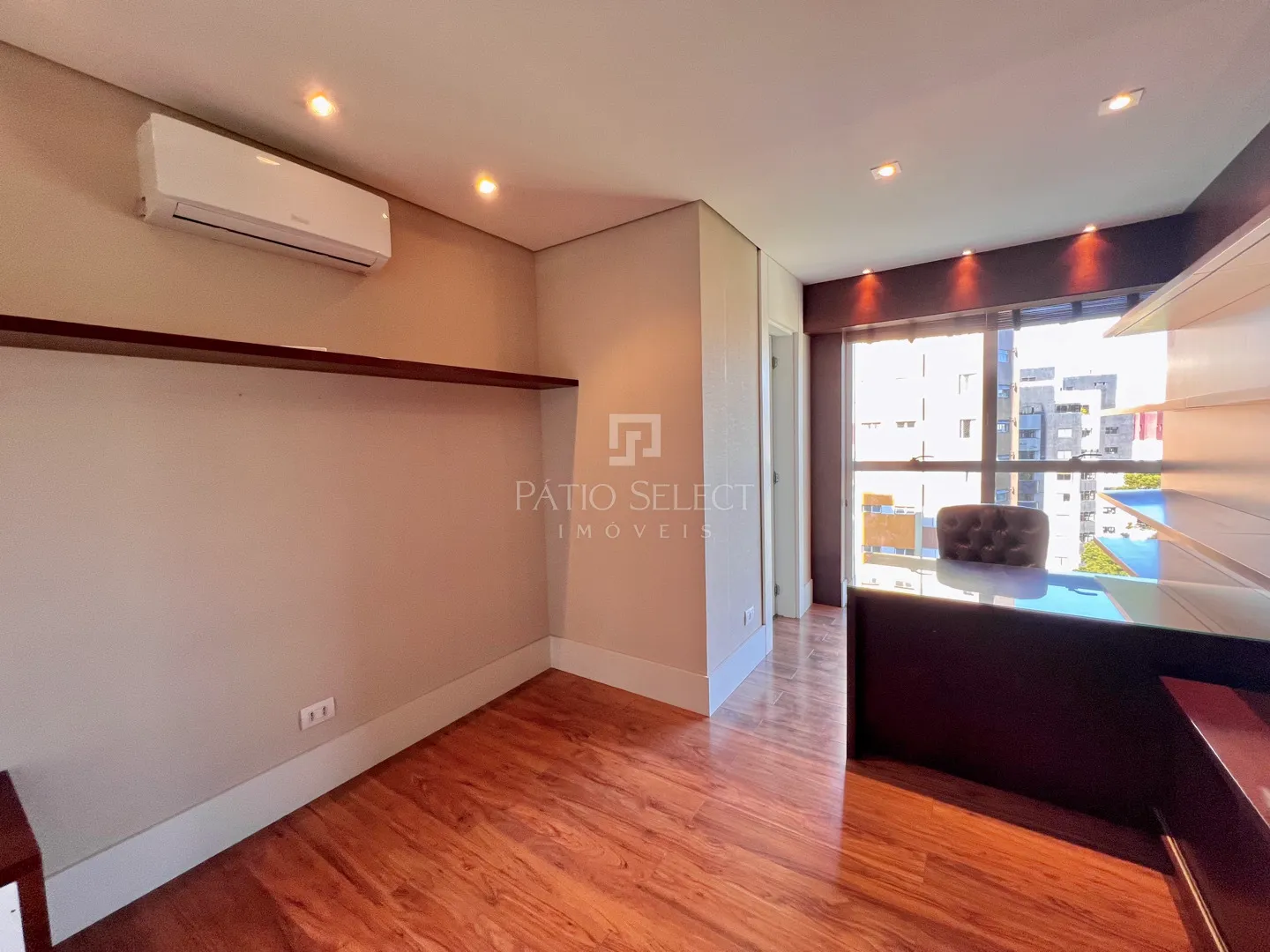 Гардеробная и 3 спальни: квартира 180 м² — photo 42