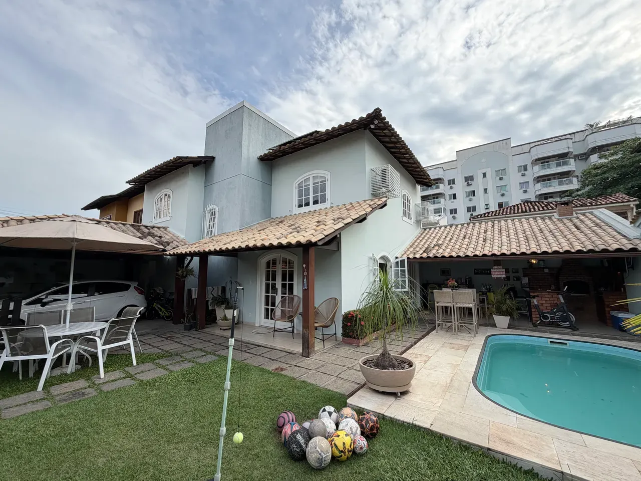 Balcony with a grill in a 3-bedroom house, 160 m² — photo 5