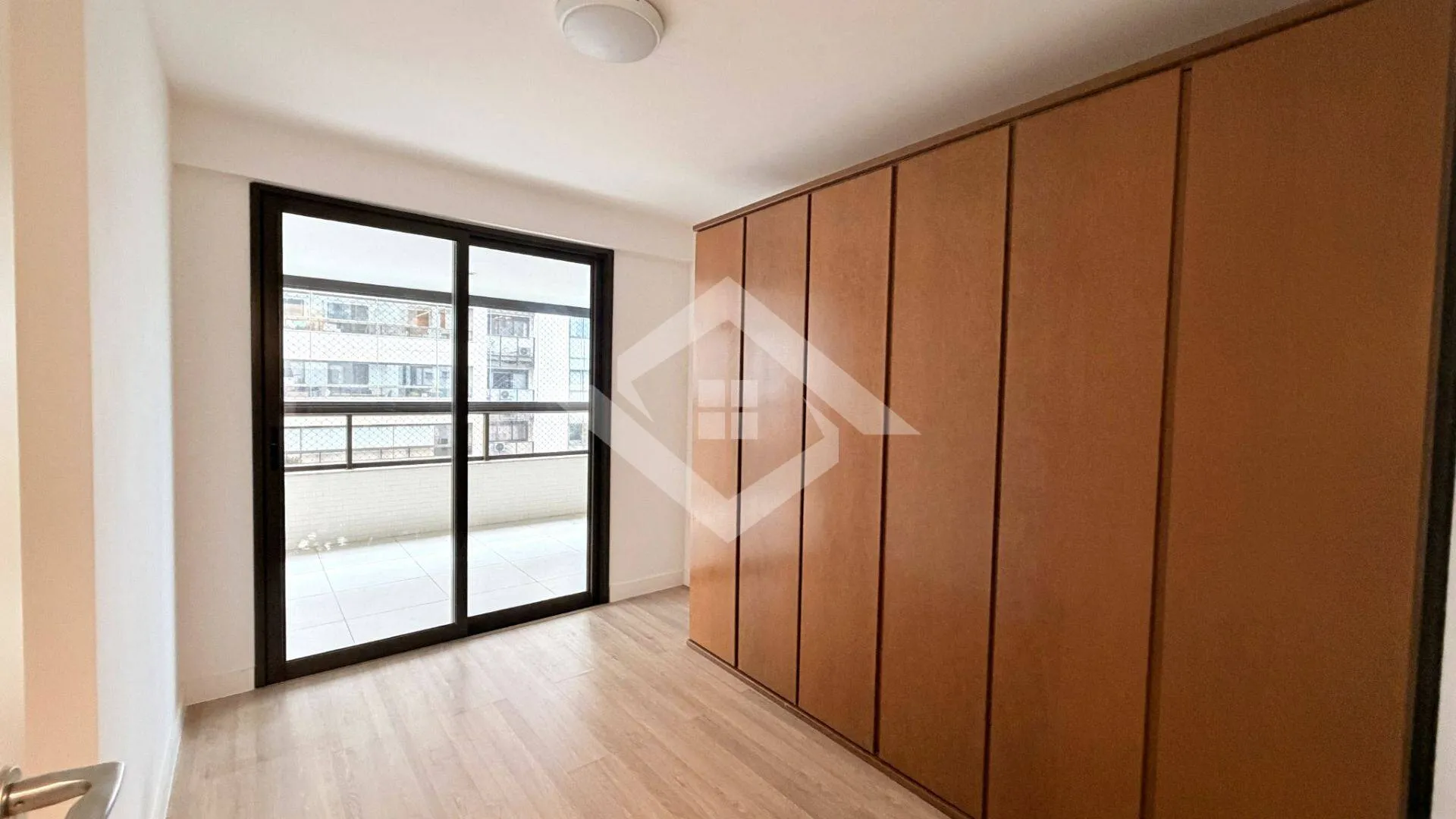 3-bedroom apartment in a building with a sauna — photo 12