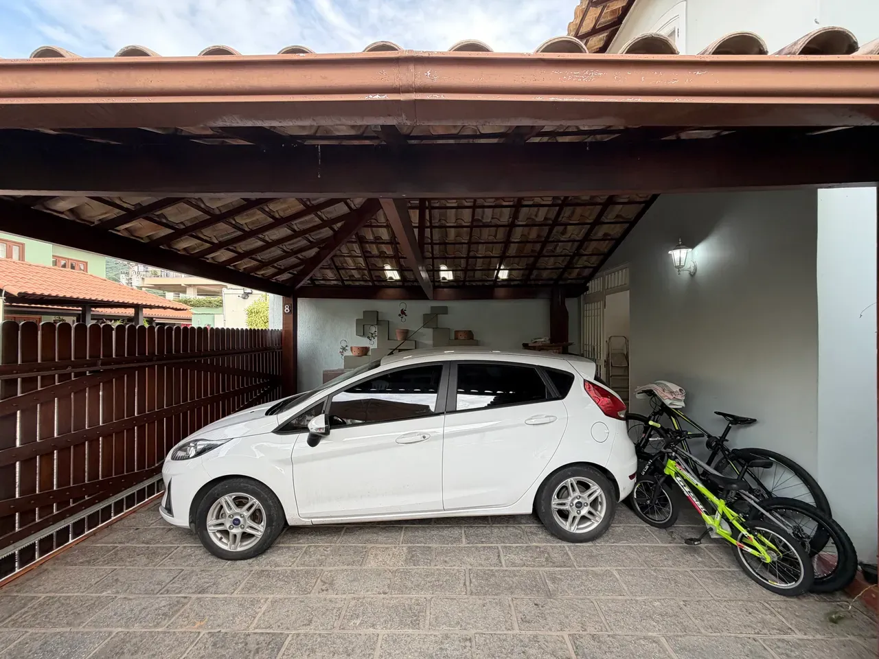 Balcony with a grill in a 3-bedroom house, 160 m² — photo 20