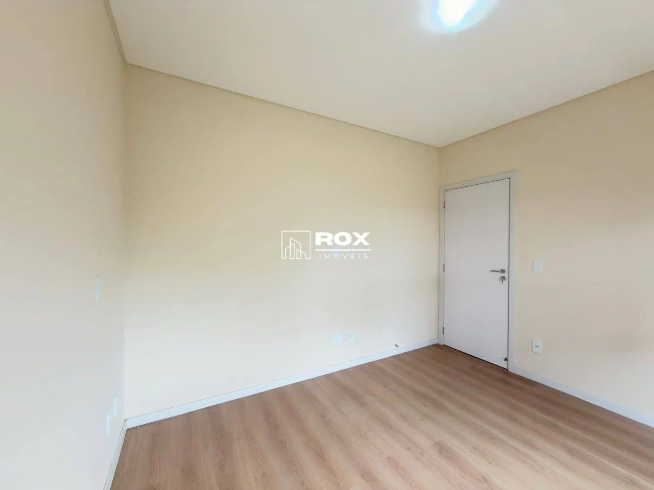 Glass-enclosed balcony in a 3-bedroom apartment, 105 m² — photo 14