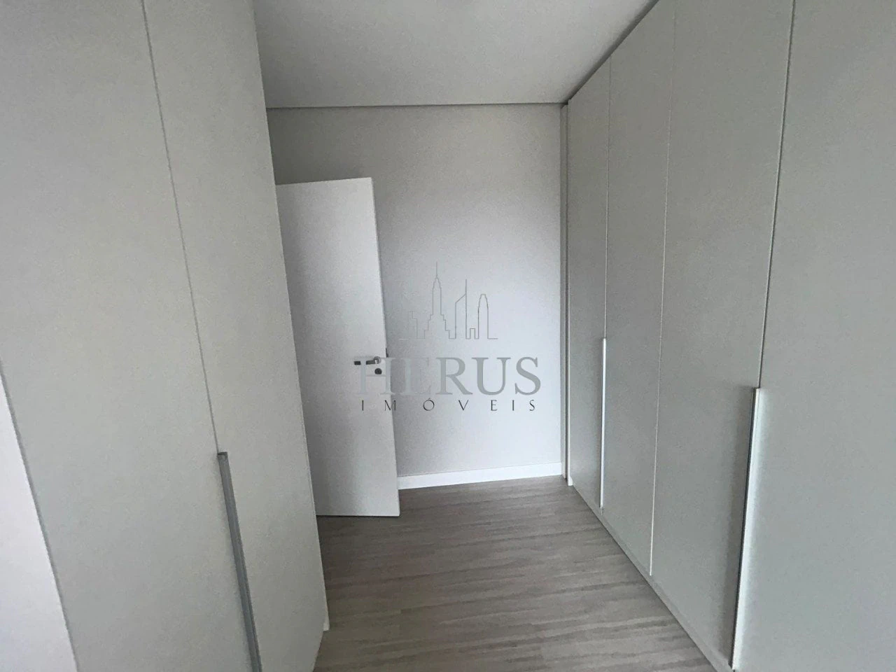Apartamento de 2 quartos com janelas do piso ao teto — photo 14